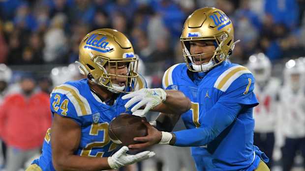 UCLA quarterback Dorian Thompson-Robinson hands off to Zach Charbonnet